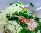 Foto langkah ke 3 dari resep Telur Dadar Sayur Pedas.
