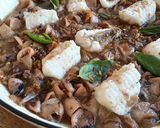 Foto del paso 7 de la receta: Cazuela de calamares encebollados al moscatel con rape