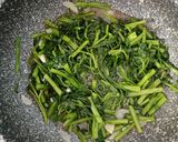 Foto langkah ke 2 dari resep Tumis Kangkung Saus Tiram.