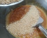 तिळाची कुरकुरीत चिक्की (tilachi chikki recipe in marathi) रेसिपी स्टेप 4 फोटो 