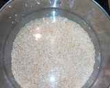 Foto del paso 1 de la receta: Quinoa con gambas y guisantes