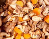 Foto del paso 1 de la receta: Añojo con zanahorias y setas Shiitake (champiñones perfumados)