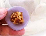 A picture of step 15 of Khanom Chor Muang (Stuffed Flower-Shaped Dumplings).