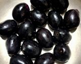 A picture of step 1 of Jamun Chutney.