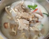 Foto langkah ke 3 dari resep Tom Kha Gai (Thai Coconut Chicken Soup).