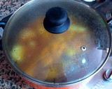Foto del paso 5 de la receta: Pollo estofado a la moruna con patatas y pasas