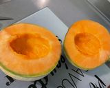Une image de l'étape 2 de Salade de melon au concombre, tomate noire, oignon rouge et feta.
