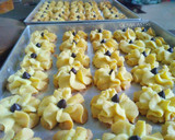 Foto langkah ke 4 dari resep Kue Semprit Mawar 🌹.
