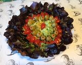 Une image de l'étape 5 de Salade de laitue rougette aux tomates cerises et olives farcies.