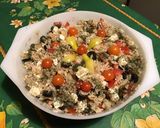 Une image de l'étape 12 de Salade de riz thon blanc, oignon de roscoff, feta, olives, tomates.