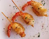 Foto del paso 9 de la receta: Brocheta de gamba rebozada en fideo de arroz y quenelle de patatas revolconas
