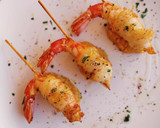 Foto del paso 9 de la receta: Brocheta de gamba rebozada en fideo de arroz y quenelle de patatas revolconas