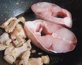 Hình bước làm 1 của món Cá bông lau kho rau răm