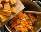 Une image de l'étape 1 de Soupe butternut, coco, crevettes et edamames.