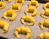 Füstölt sajtos, magvas mini kiflik recept fázis 10 fotója