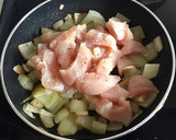 Foto del paso 2 de la receta: Patatas a lo pobre con Huevo y pechuga de pollo