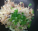 Foto langkah ke 2 dari resep Mie Goreng Ayam Suwir.