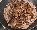 Фото кроку 4 до Мясо в сметане с грибами.