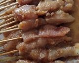 Foto langkah ke 2 dari resep 95. Sate Manis Ayam dan Jamur Berempah.