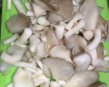 รูปขั้นตอนการทำที่ 3 ของ ต้มยำไก่ใส่เห็ดนางฟ้า น้ำใส