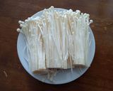 Hình bước làm 1 của món Thịt bò cuộn nấm kim châm