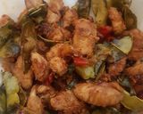 Foto langkah ke 6 dari resep Oseng ayam daun jeruk.