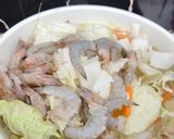 Foto langkah ke 2 dari resep Sup Bening Sawi Udang.
