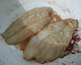 Foto langkah ke 3 dari resep Pan Fried Dory Fish With Honey & Tartar Sauce.