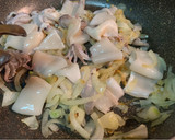 Foto del paso 2 de la receta: Calamares encebollados con habas