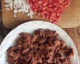 Foto del paso 1 de la receta: Chorizo guisado rápido y fácil, tip para menos grasa (casi nada)