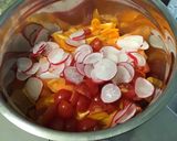Une image de l'étape 9 de Melon farci aux tomates bicolores, feta, radis et menthe fraîche.