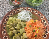 Foto del paso 6 de la receta: Pollo en salsa verde, arroz rojo, cebolla curtida, pico de gallo y guacamole 🥑 (a mi manera)