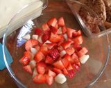 Foto del paso 1 de la receta Mousses de chocolate blanco y negro con frutas y merengues de fresa