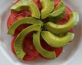 Foto del paso 1 de la receta: Ensalada de tomate, huevo y palta