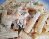Foto del passaggio 3 della ricetta Rigatoni con zucchine, salmone e crema di parmigiano