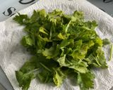 Une image de l'étape 2 de Sauce verte à la moutarde, ail et persil.