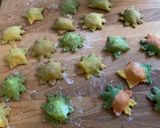 Foto del passaggio 4 della ricetta Ravioli colorati, ricotta e prezzemolo saltati burro e salvia, e tagliatelle tricolore al pomodoro