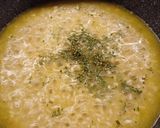Foto del passaggio 2 della ricetta Risotto al rosmarino con miele allo zafferano