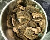 A picture of step 2 of Oreo Bread Donut.