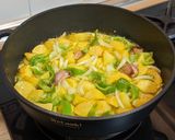 Foto del paso 3 de la receta: Fritura de lechal con patatas y pimiento