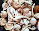 Foto del paso 2 de la receta: Salteado de setas y champiñones con miel