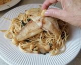 Foto del paso 4 de la receta: Merluza austral con espaguetis y ostiones al ajillo con cebollín y cilantro. 