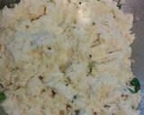 Foto del paso 2 de la receta: Arepitas de yuca con puerro y queso parmesano