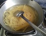A picture of step 1 of White sauce spaghetti.