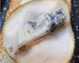 Foto del paso 1 de la receta: Tosta de peras con miel y queso gorgonzola