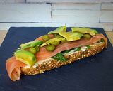 Foto del paso 5 de la receta: Tosta de salmón, aguacate y queso crema