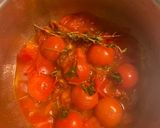 Foto del paso 1 de la receta: Tortilla jugosa con tomates confitados, feta y albahaca