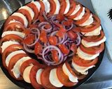 Une image de l'étape 5 de Salade de tomates à l oignon rouge et mozzarella di buffala.