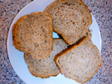 Sándwich de mozzarella, zanahoria y tomate envuelto en tortilla