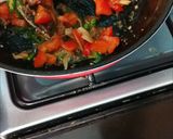 Foto langkah ke 4 dari resep Oseng Klotok Cabe Hijau Mangga Muda.